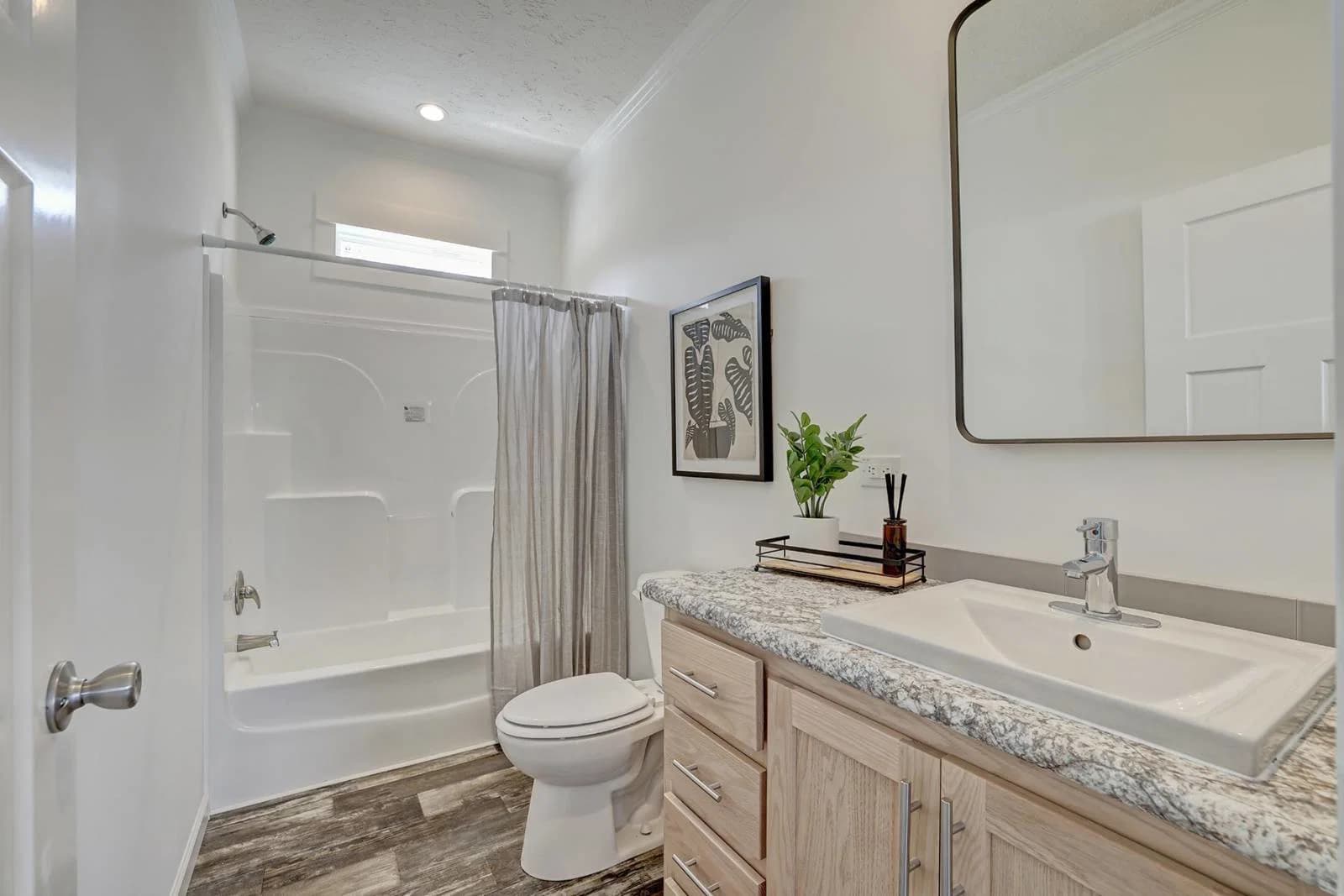Ironclad 3276-20 bathroom home features