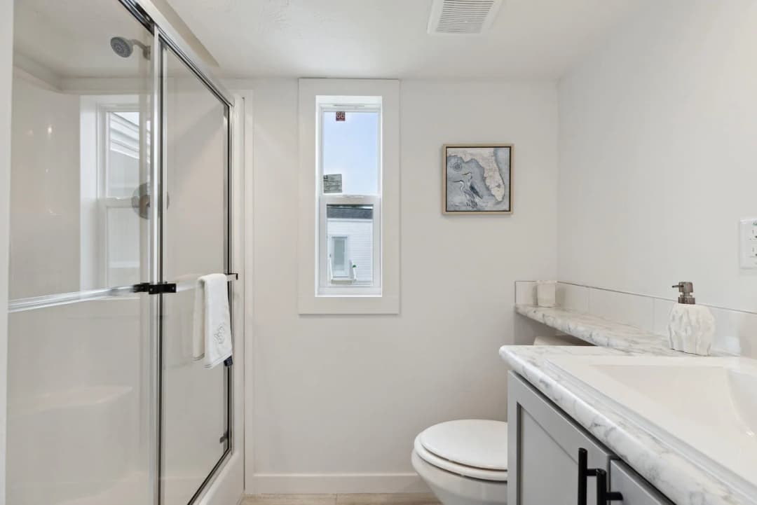 Park model 528 070 bathroom home features