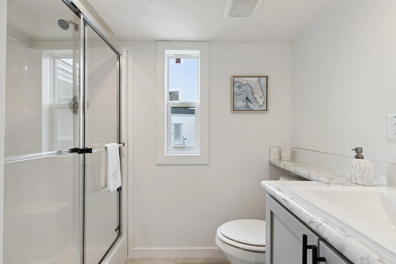 Park model 528 070 bathroom home features