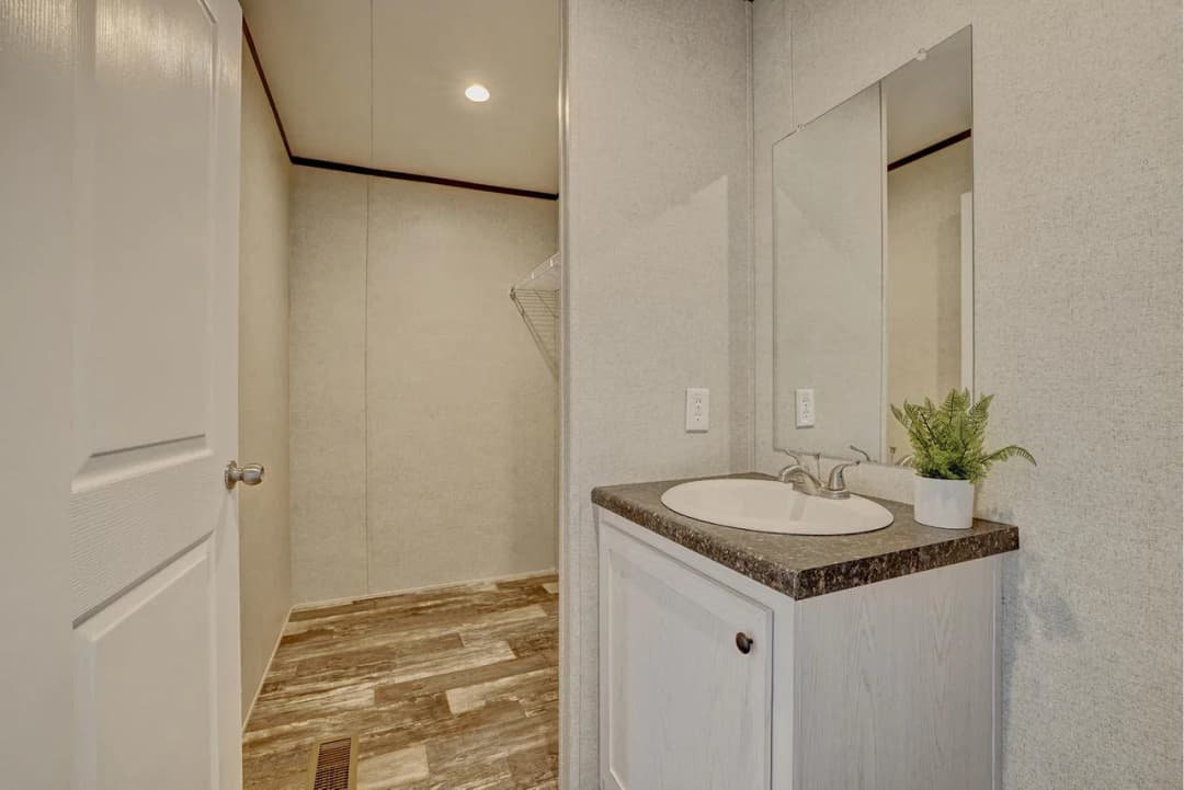 Prime 1676h42p01 bathroom home features