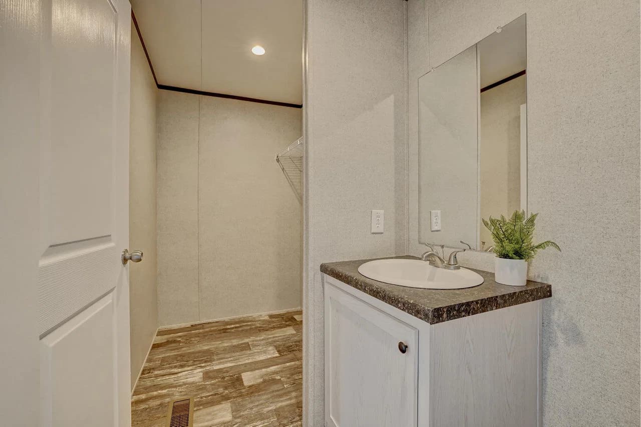Prime 1676h42p01 bathroom home features
