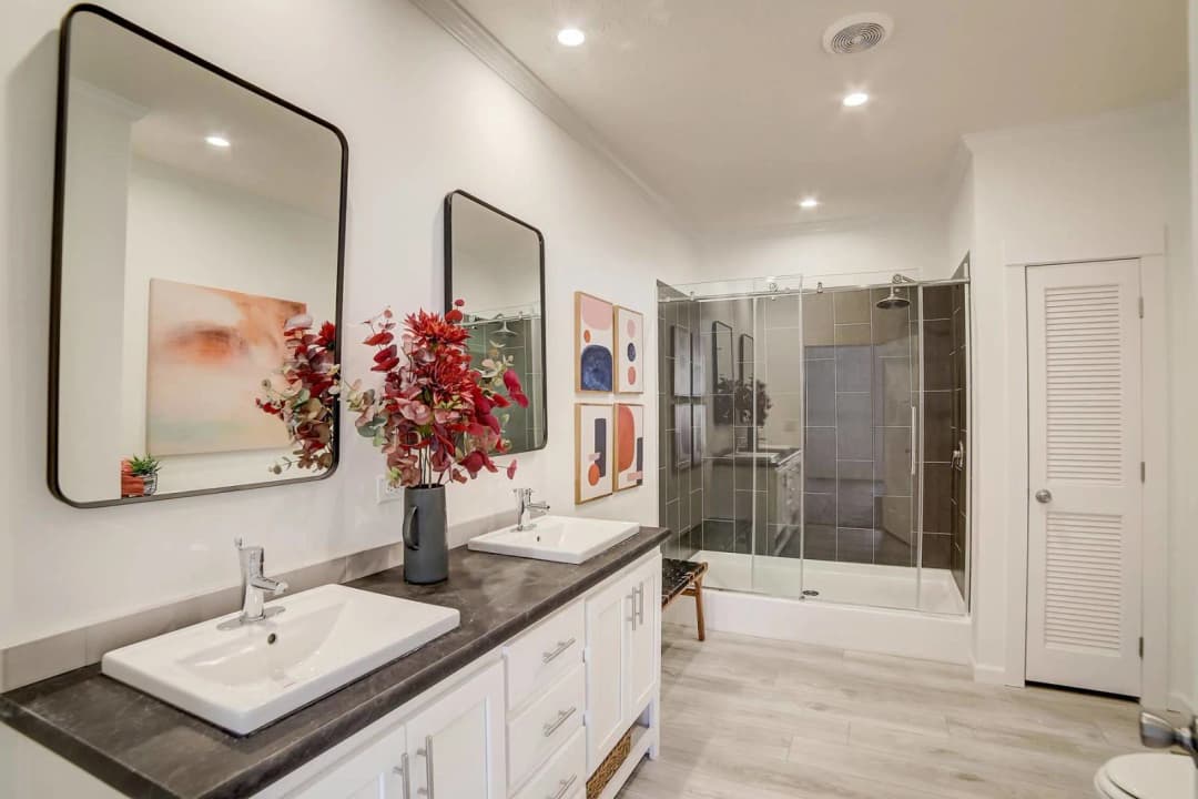 Ironclad 3260-05 bathroom home features