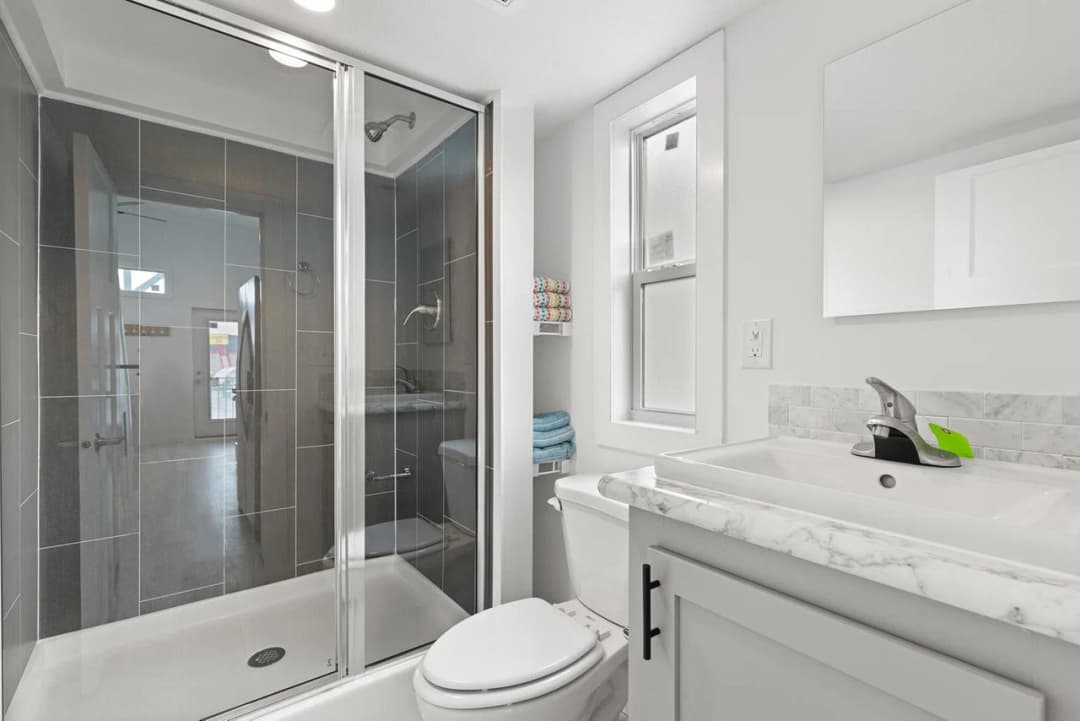 Park model 4110 bathroom home features