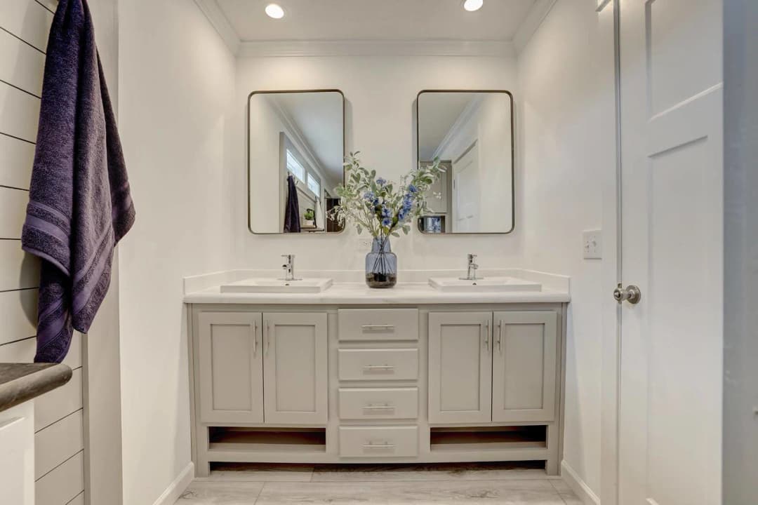 Ironclad 1676-15 bathroom home features