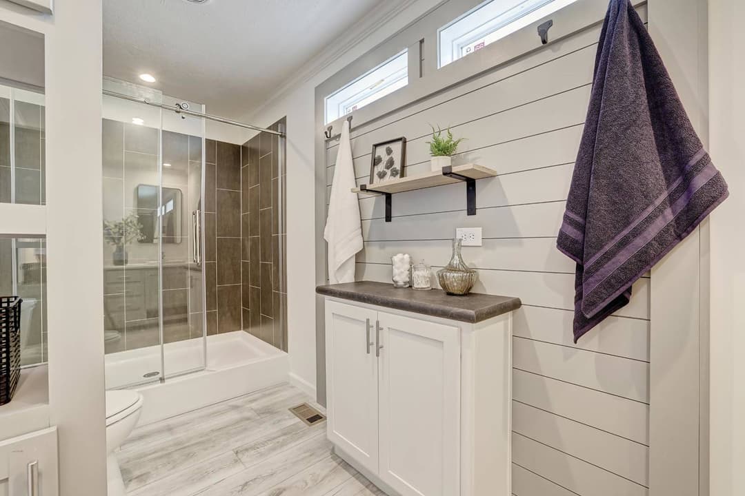 Ironclad 1676-15 bathroom home features