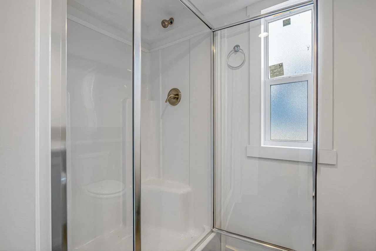 Park model 528l bathroom home features