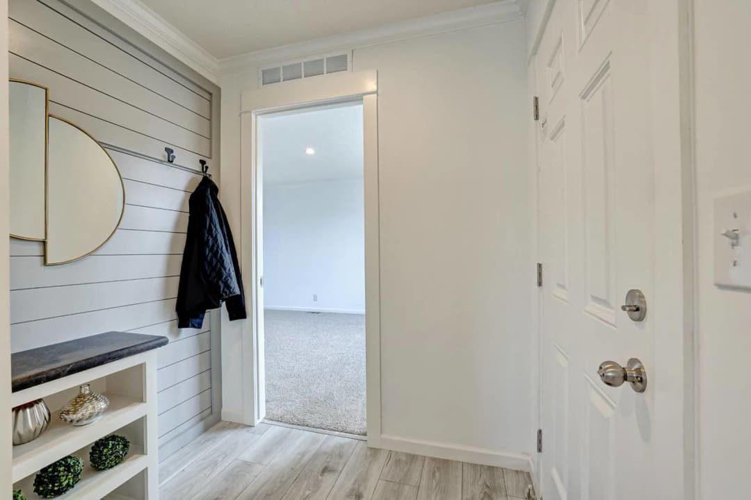 Ironclad 1676-15 interior home features