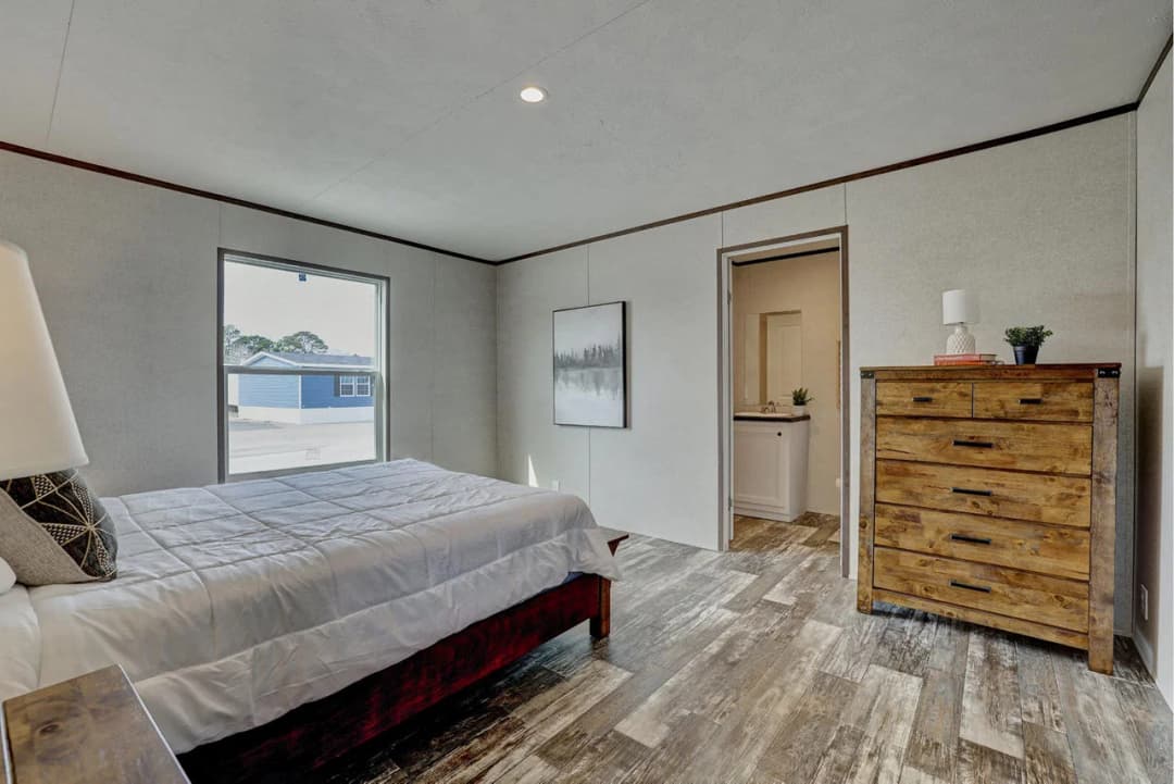 Prime 1676h42p01 bedroom home features