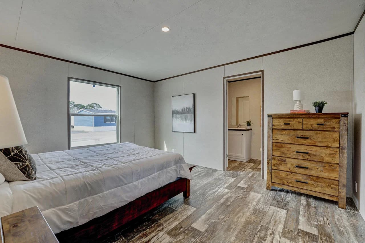 Prime 1676h42p01 bedroom home features
