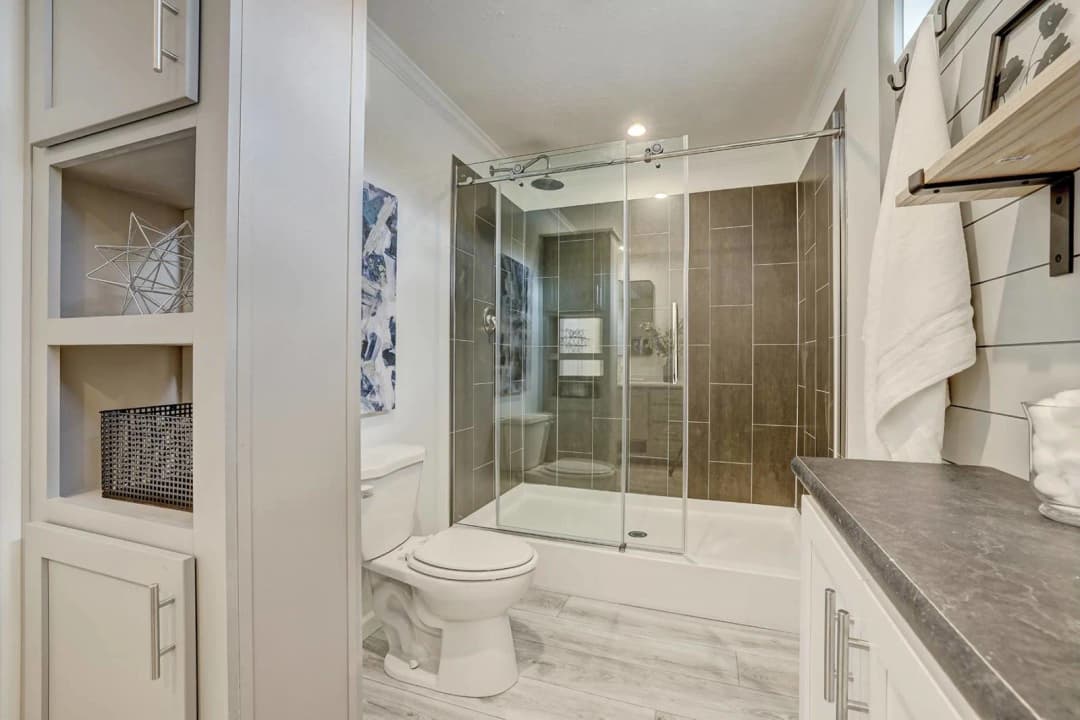 Ironclad 1676-15 bathroom home features