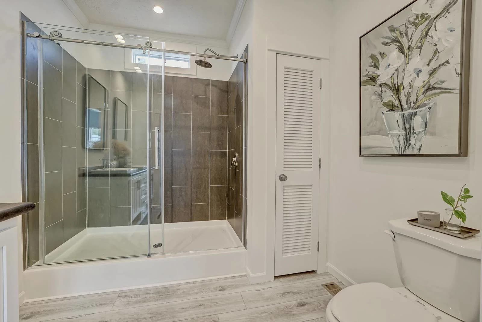 Ironclad 2856-08 bathroom home features