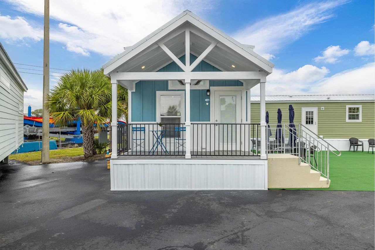 Park model 4110l elevation and exterior home features
