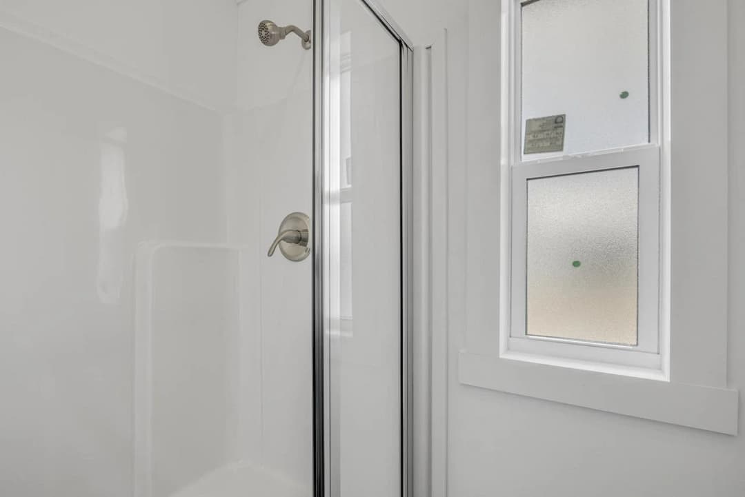 Park model 528 070 bathroom home features