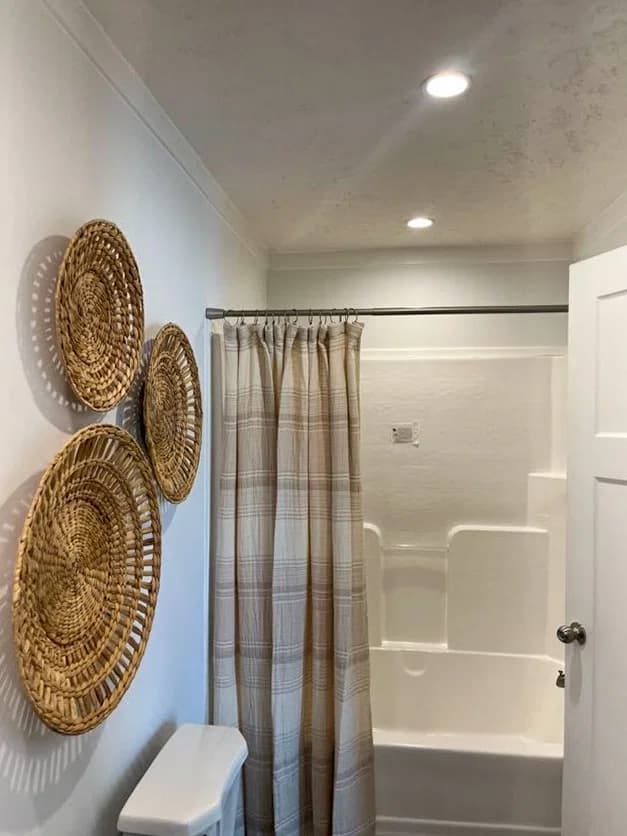 Lavonia bathroom home features