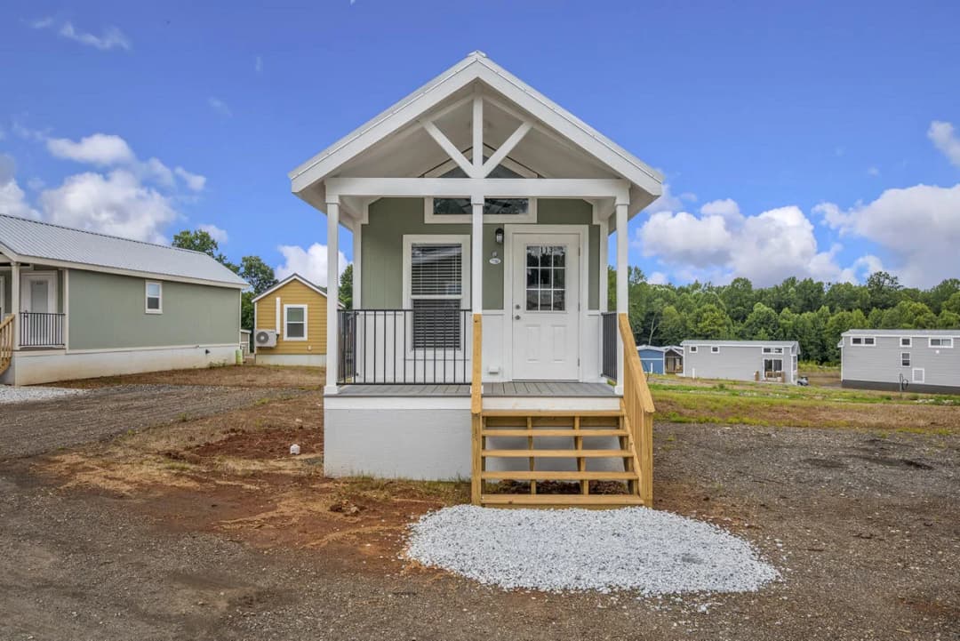 Park model 528 070 elevation and exterior home features