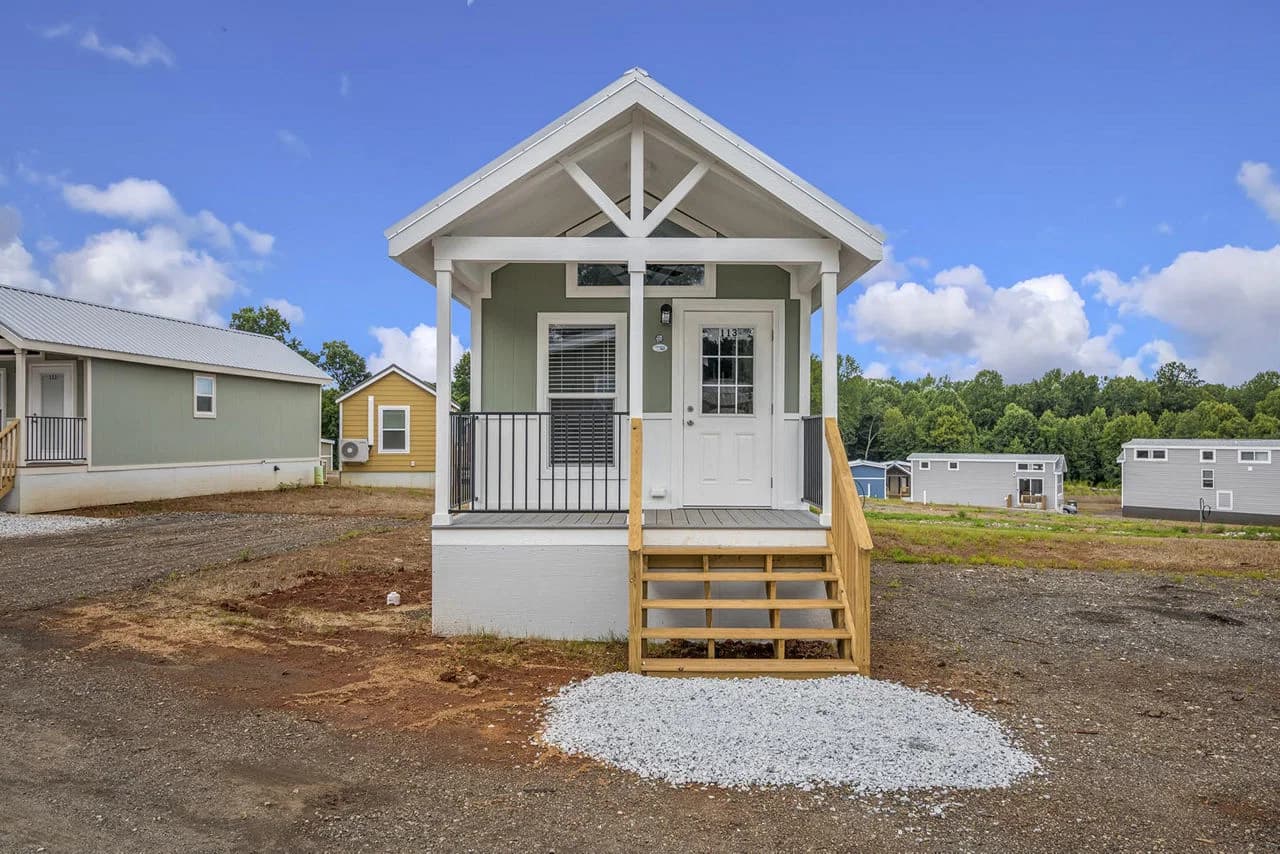 Park model 528 070 elevation and exterior home features